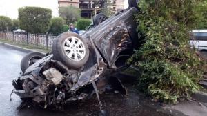 Toyota Camry снесла ограждение и перевернулась в Алматы