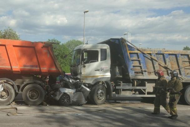 Под Петербургом два грузовика раздавили двух человек в салоне Lada Kalina