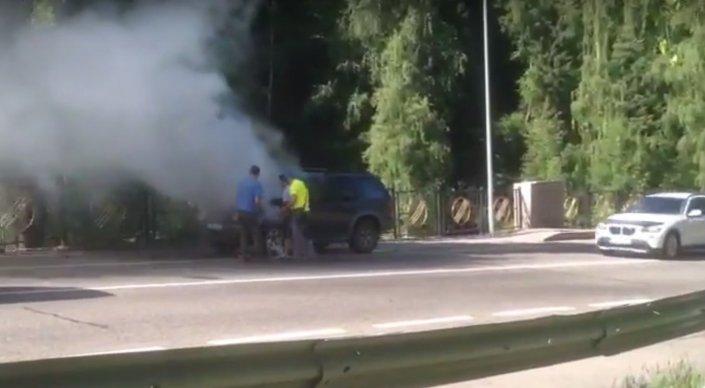 Машина загорелась по дороге на Медео в Алматы