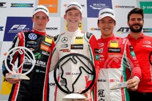 Гуань Ю Чжоу оштрафован после третьей гонки Ф3 в Венгрии, лишившись подиума