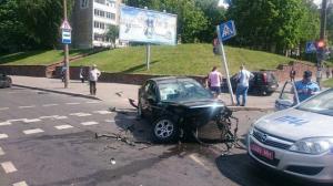 В Минске Ford после столкновения на перекрестке вылетел на тротуар и сбил женщину
