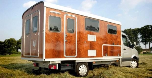 Mercedes-Benz Sprinter превратили в деревянный кемпер