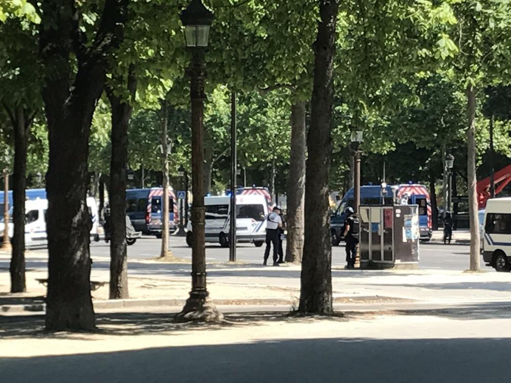 На Елисейских Полях в Париже автомобиль въехал в машину полиции