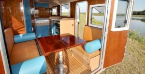 Mercedes-Benz Sprinter превратили в деревянный кемпер