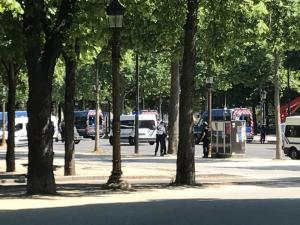 На Елисейских Полях в Париже автомобиль въехал в машину полиции