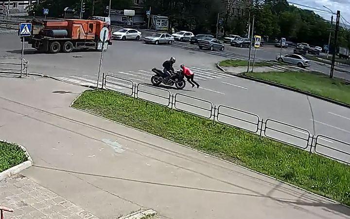 Байкер сбил женщину на переходе в Магнитогорске и скрылся