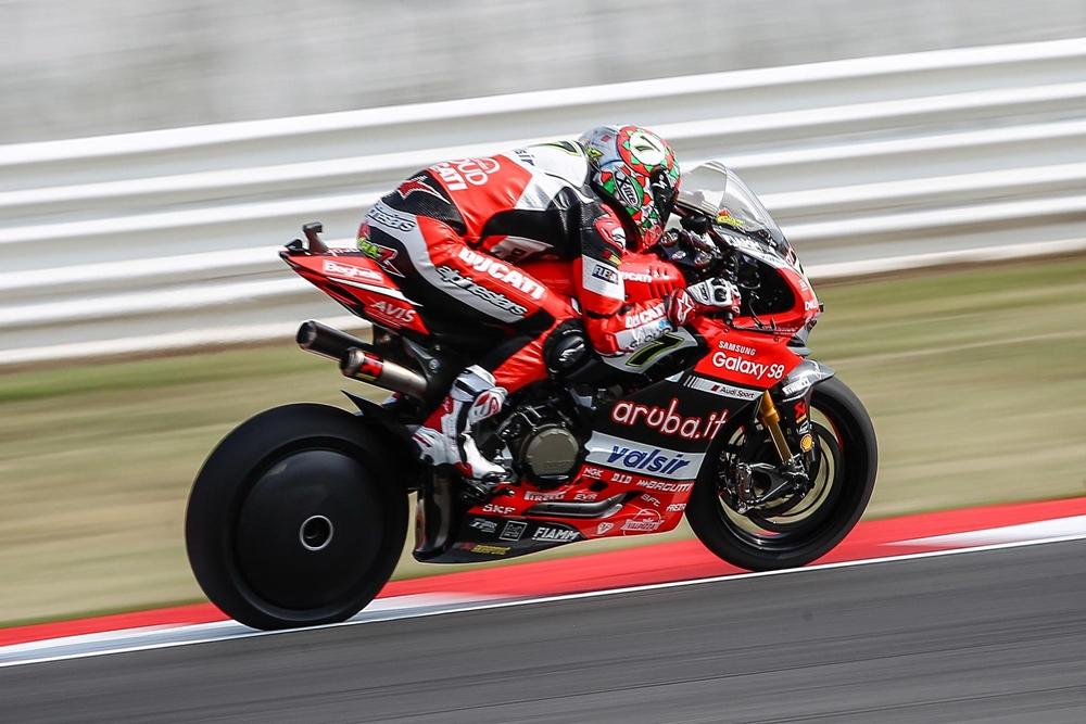 Супербайк Ducati Panigale R с карбоновыми накладками на заднем колесе