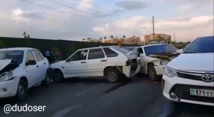 Грузовик собрал в кучу семь легковушек в Шымкенте
