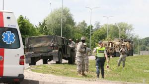В Литве военный Hummer НАТО врезался в машину со студентками