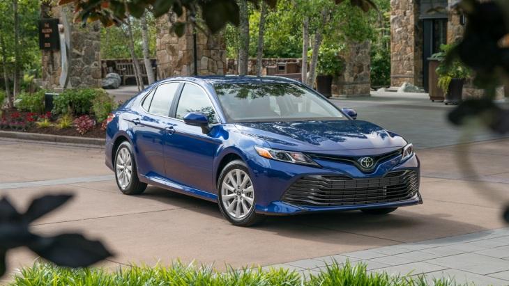 Toyota готовится к старту официальных продаж нового Camry