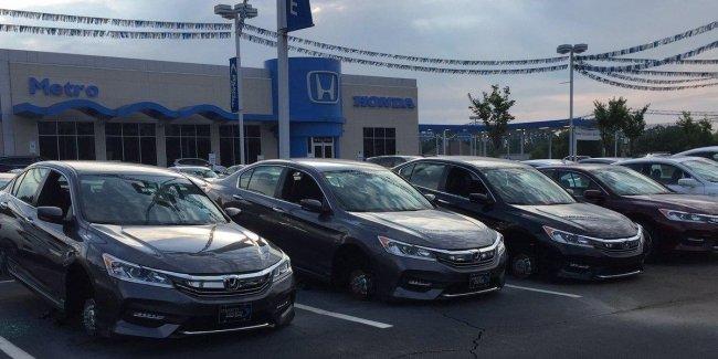 30 автомобилей Honda «разобрали» прямо на стоянке автосалона