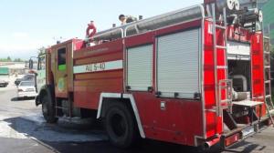 Грузовик сгорел, задев троллейбусные провода в Алматы
