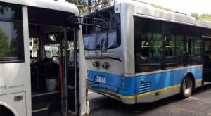 Автобус врезался в стоявший на остановке троллейбус в Алматы
