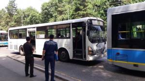 Автобус врезался в стоявший на остановке троллейбус в Алматы
