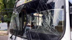 Автобус врезался в стоявший на остановке троллейбус в Алматы

