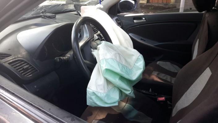 Лобовое столкновение двух авто в Алматы: Пострадал пассажир