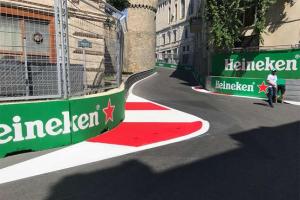 В FIA изменили поребрик в восьмом повороте
