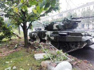 В Минске танк врезался в столб по пути на парад