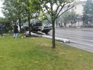 Во время репетиции парада танк снес фонарный столб 