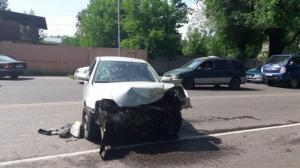 Лобовое столкновение двух авто в Алматы: Пострадал пассажир