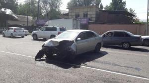 Лобовое столкновение двух авто в Алматы: Пострадал пассажир