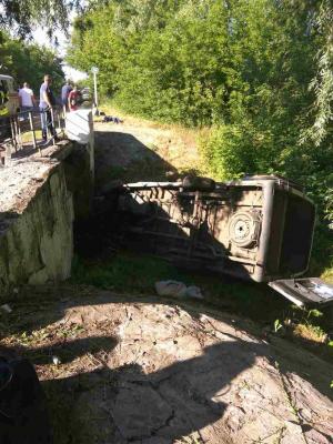 В Луганской области при опрокидывании маршрутки пострадали 12 человек