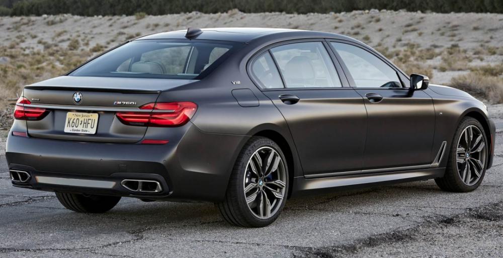 Список отзываемых седанов BMW M760Li увеличился в два раза