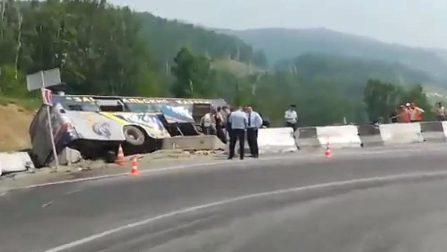 Под Иркутском автобус с детским ансамблем попал в ДТП