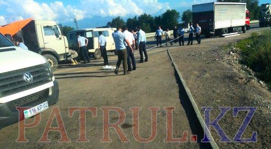 Сотрудника СОБРа насмерть сбили на выезде из Алматы