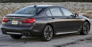 Список отзываемых седанов BMW M760Li увеличился в два раза
