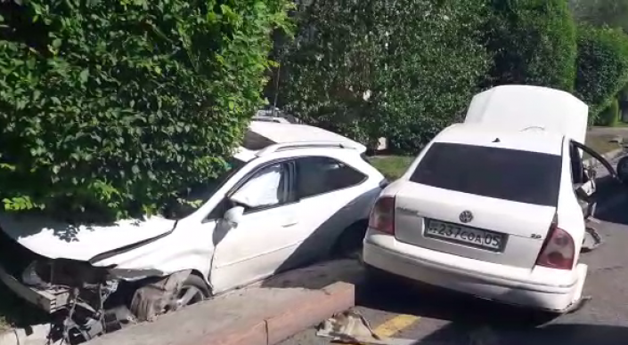 Lexus врезался в легковушку на проспекте Аль-Фараби в Алматы: есть пострадавшие

