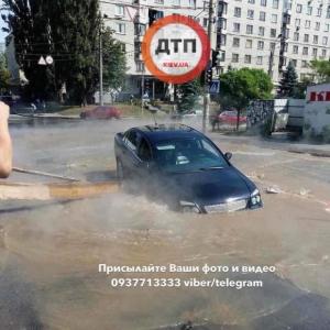 Автомобиль Opel с младенцем внутри, «ушел» в яму с кипятком