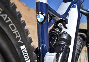 BMW сделала вдобавок к новому X3 электрический велосипед
