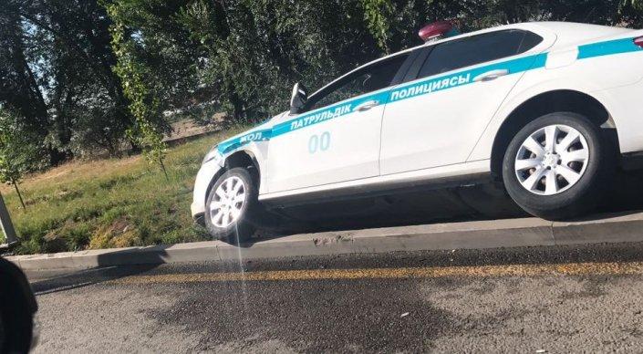В Алматы полицейская машина упала в арык
