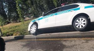 В Алматы полицейская машина упала в арык
