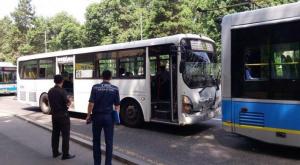 В Алматы автобус врезался в троллейбус из-за того, что водитель давал сдачу пассажиру
