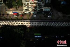 В китайском Чунцине автомобильную трассу проложили прямо на крыше здания