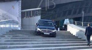 Заехавшего на ступени Конгресс-центра водителя Mercedes отыскали полицейские Астаны