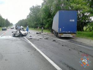 Под Могилевом Audi после столкновения с фурой превратился в груду металла: водитель легковушки погиб