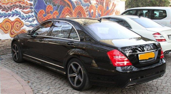 Судоисполнители арестовали и продали элитный Mercedes алматинского должника
