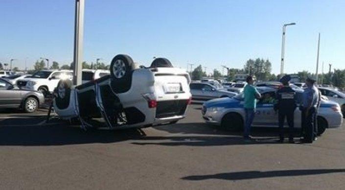 Внедорожник перевернулся на парковке аэропорта в Астане
