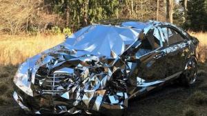 Скульптор Гришка показал инсталляцию «разбитый Mercedes»