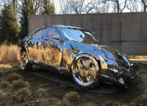 Скульптор Гришка показал инсталляцию «разбитый Mercedes»