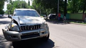 ДТП в Алматы: "минивэн" врезался в дерево, пострадала девушка
