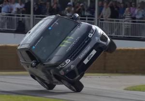 Range Rover Sport SVR на двух колесах и человеком сверху