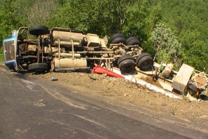 В Екатеринбурге посреди дороги перевернулся грузовик с фруктами