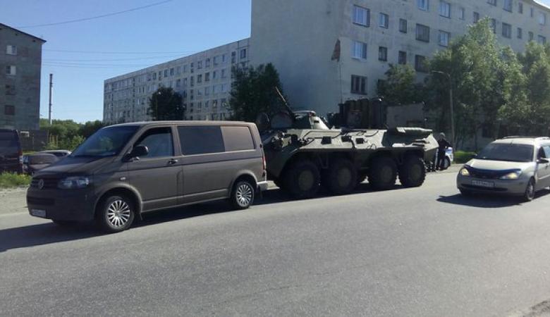 В Североморске БТР протаранил пассажирский микроавтобус