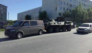 В Североморске БТР протаранил пассажирский микроавтобус