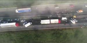 На скоростной трассе 40 автомобилей столкнулись из-за тумана