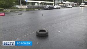 В Воронеже водитель пытался скрыться с места ДТП на автомобиле без переднего колеса